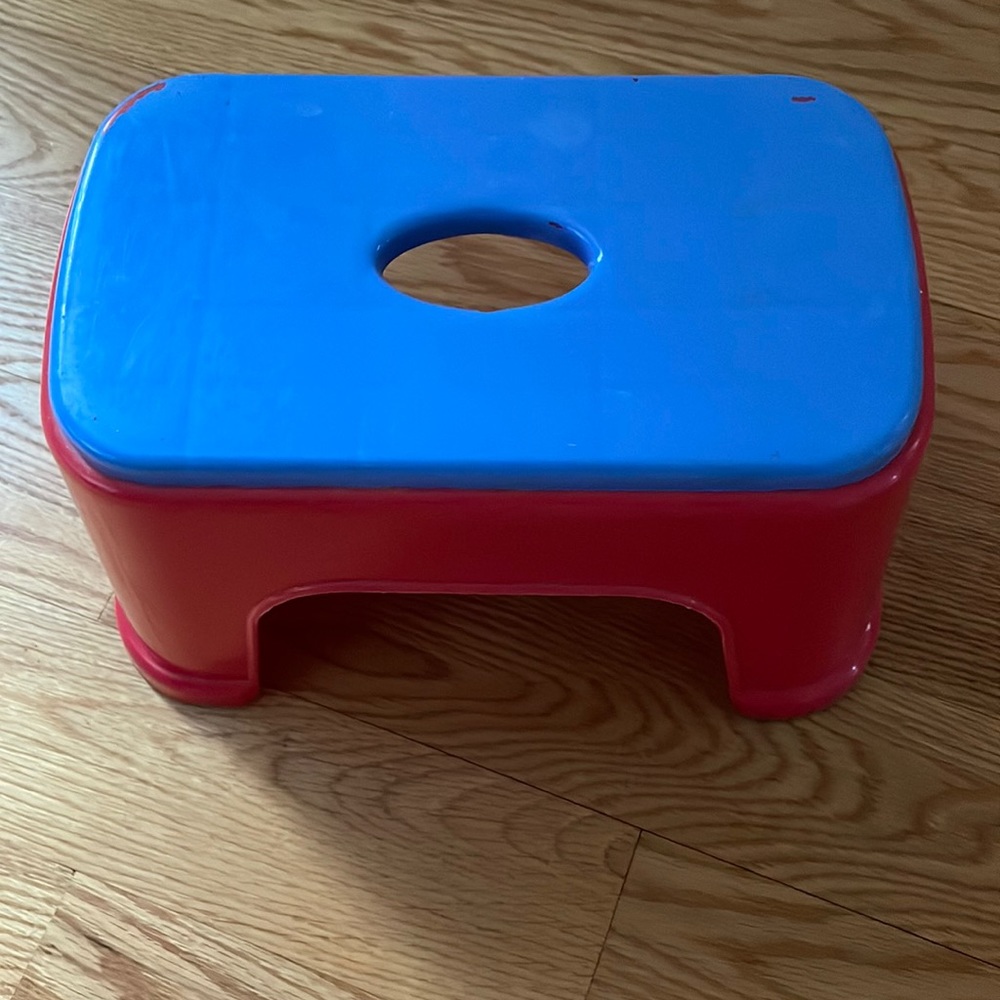Small step stool - great for kids! 👦 👧
